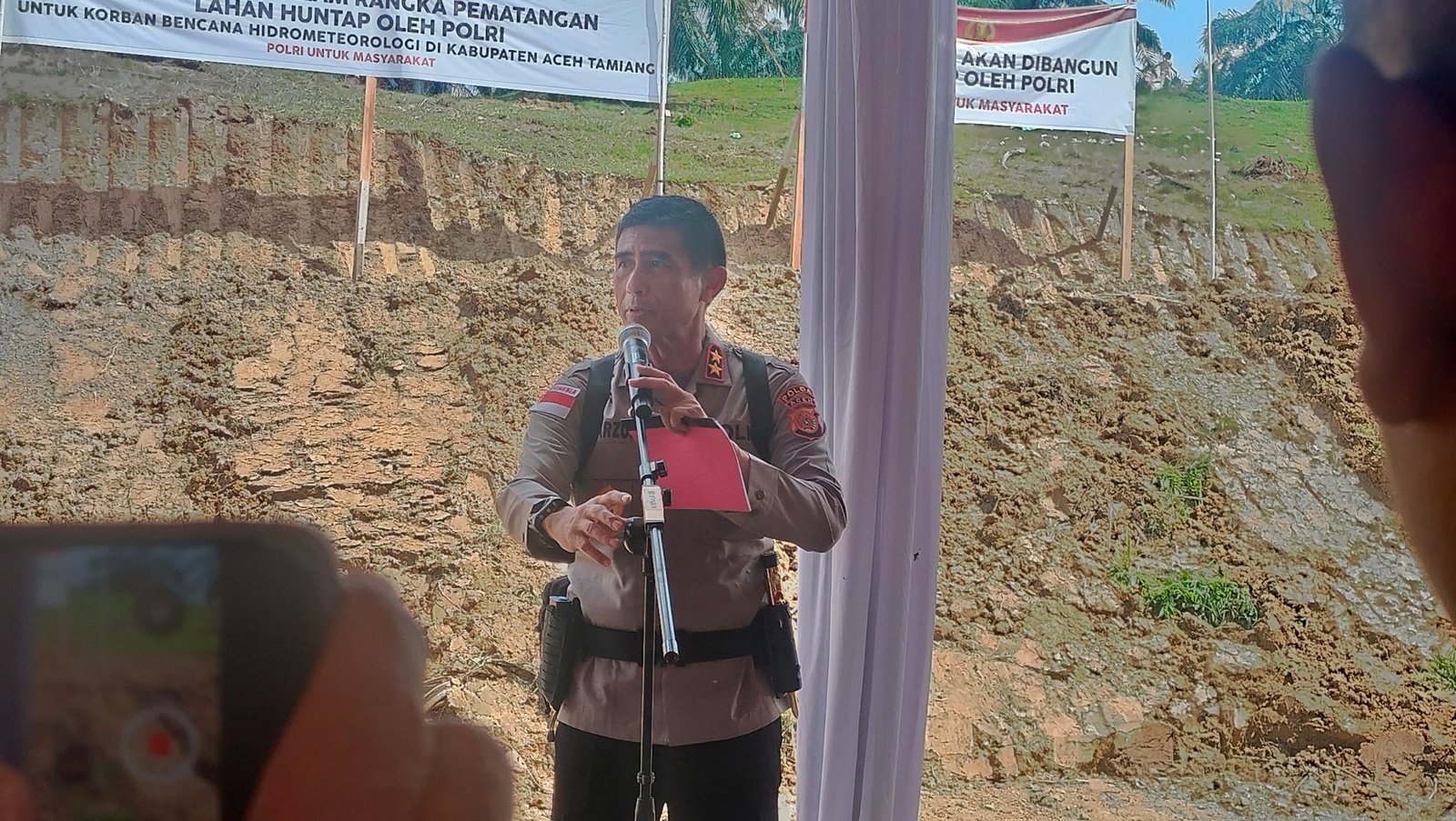 Kepala Kepolisian Daerah (Kapolda) Aceh, Irjen Pol Marzuki Ali Basyah meninjau lokasi pembangunan hunian tetap di Desa Simpang Kanan, Kecamatan Kejuruan Muda, Kabupaten Aceh Tamiang. Foto: Zulfitra/GPriority