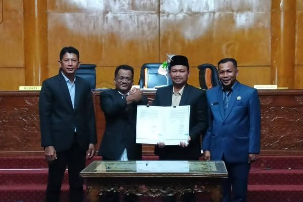 Eksekutif dan Legeslatif Kabupaten Aceh Tamiang sesi foto bersama usai melaksanakan sidang paripurna pengesahan Qanun APBK Aceh Tamiang tahun 2026. (Foto: zulfitra/gpriority