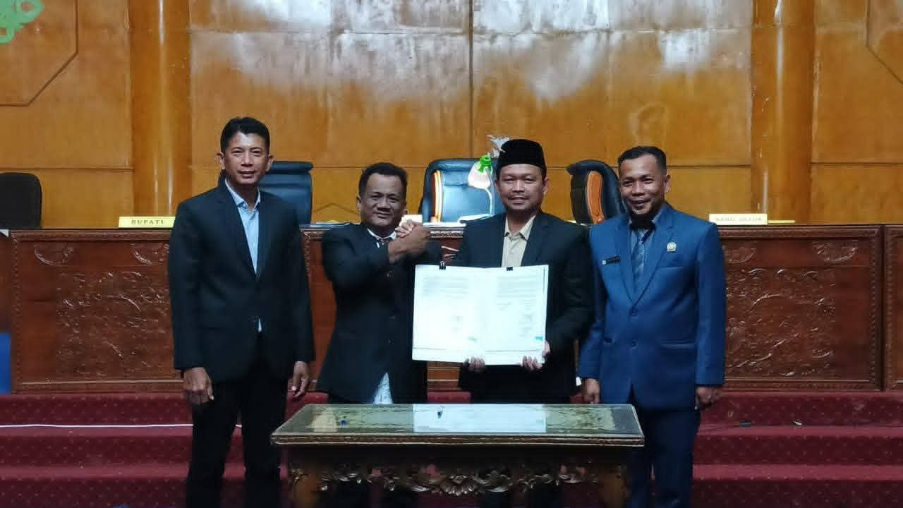 Eksekutif dan Legeslatif Kabupaten Aceh Tamiang sesi foto bersama usai melaksanakan sidang paripurna pengesahan Qanun APBK Aceh Tamiang tahun 2026. (Foto: zulfitra/gpriority