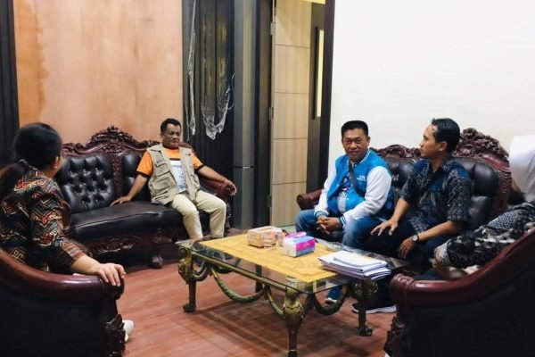 Wakil Bupati Aceh Tamiang, Ismail menerima kunjungan Apkasi sekaligus pemberian bantuan untuk korban banjir di daerah itu. Foto: zulfitra/gpriority.co.id