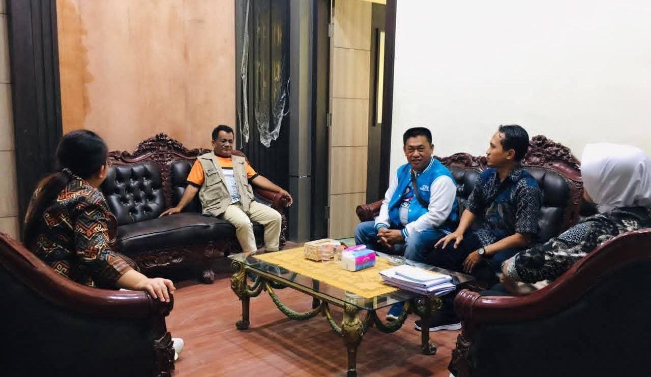 Wakil Bupati Aceh Tamiang, Ismail menerima kunjungan Apkasi sekaligus pemberian bantuan untuk korban banjir di daerah itu. Foto: zulfitra/gpriority.co.id