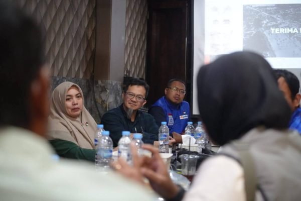 Bupati Aceh Tamiang, Armia Pahmi saat rapat dengan tim darut Tauhid Peduli serta para pakar dari Universitas Al Muslim, Bireuen, dan ITB . Foto: zulfitra/gpriority