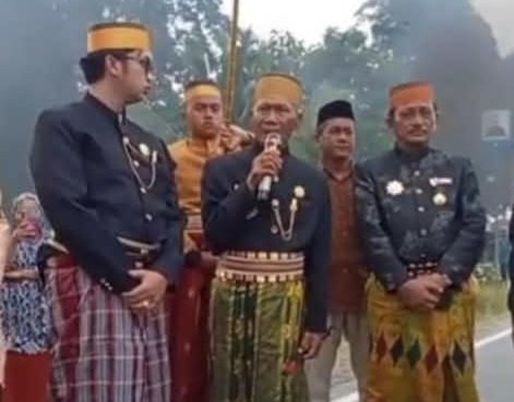 menemui puluhan pengunjukrasa menuntut Datu Luwu, Andi Maradang Makkulau pemekaran Tanah Luwu menjadi Provinsi Luwu Raya. Foto: dok.istimewa