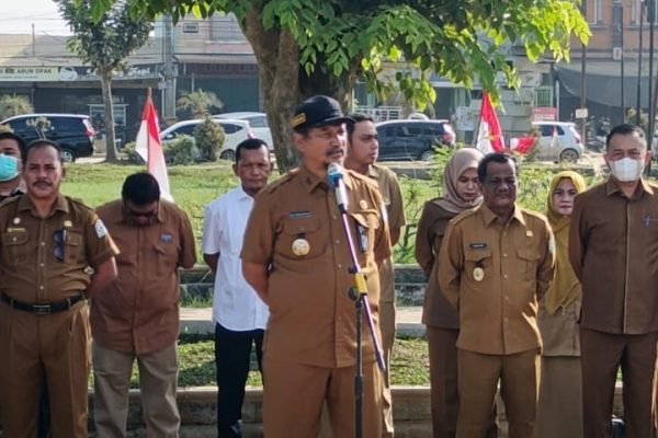 Bupati Aceh Tamiang, Armia Pahmi memimpin apel akbar aparatur sipil negara di lapangan upacara gedung bupati setempat, Selasa (20/1). Foto: zulfitra/gpriority