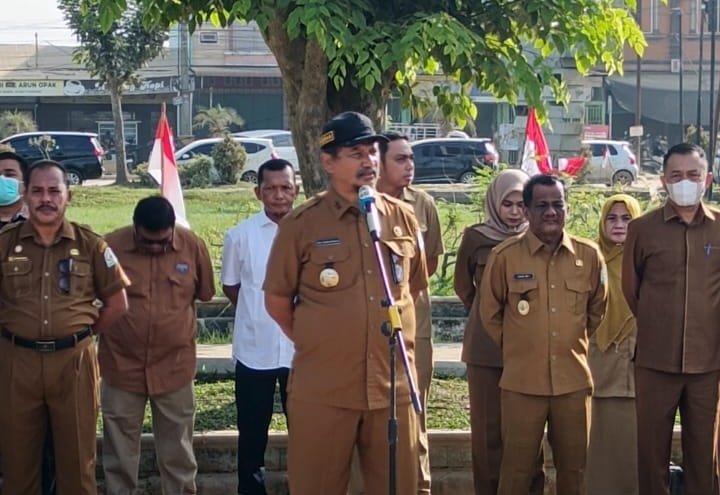 Bupati Aceh Tamiang, Armia Pahmi memimpin apel akbar aparatur sipil negara di lapangan upacara gedung bupati setempat, Selasa (20/1). Foto: zulfitra/gpriority