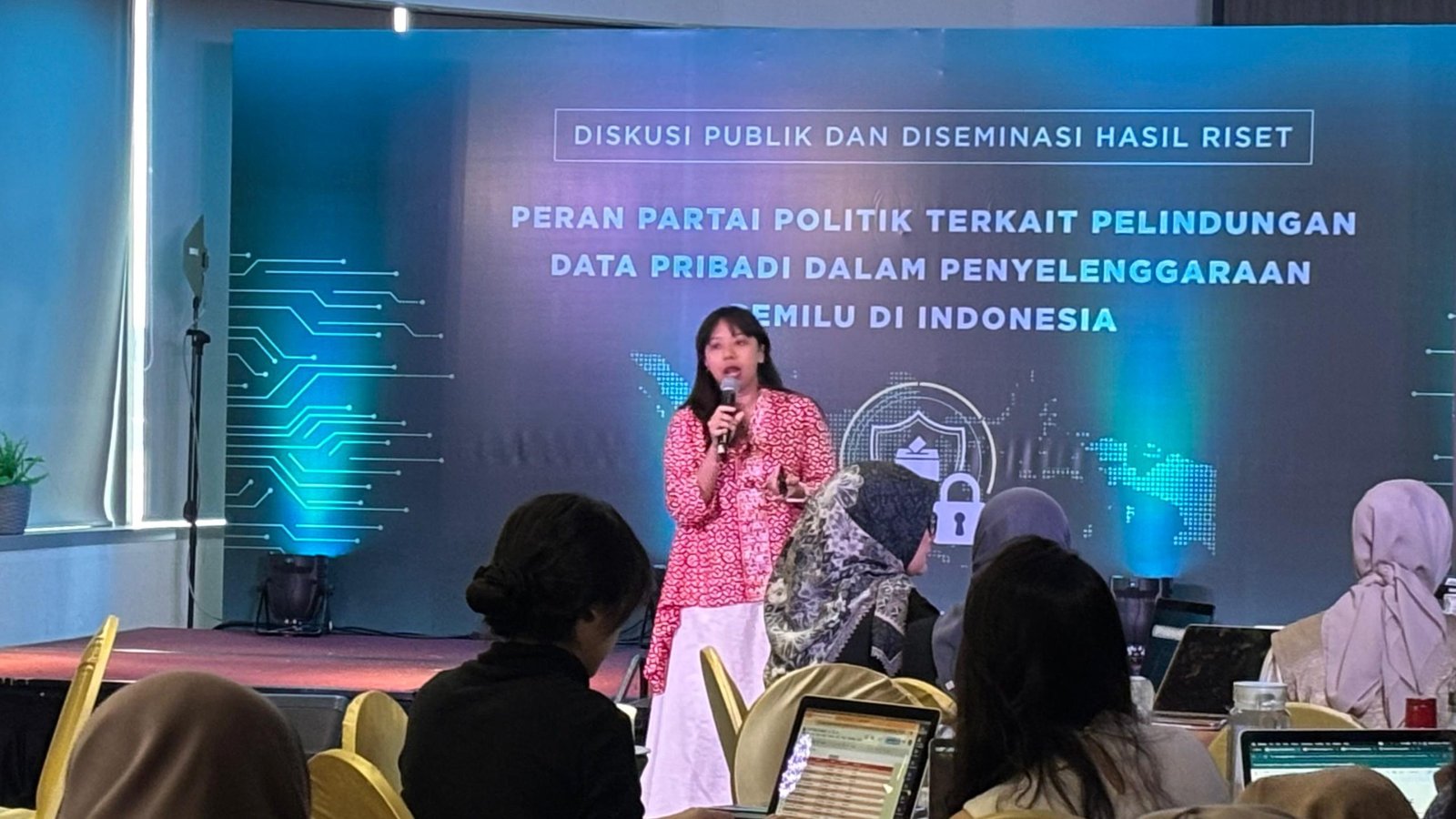 Peneliti ELSAM, Nurul Izmi, dalam agenda diskusi publik pada Rabu (21/1)/Foto : Dok. GPriority/Nindya Farhah Azzahrah