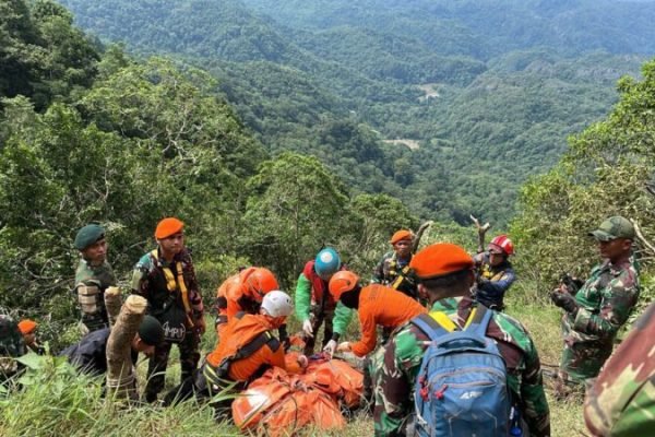 Proses evakuasi korban kecelakaan pesawat ATR 42-500 yang jatuh di kawasan Gunung Bulusaraung, Kabupaten Pangkep, Sulawesi Selatan. Foto: istimewa