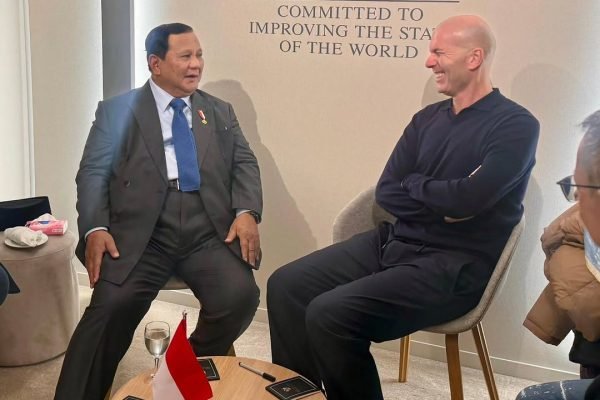 Presiden Prabowo Subianto bertemu dengan legenda sepak bola dunia Zinedine Zidane dalam dalam World Economic Forum (WEF) 2026 Davos pada Kamis (22/1). Foto: Instagram/sekertariatkabinet