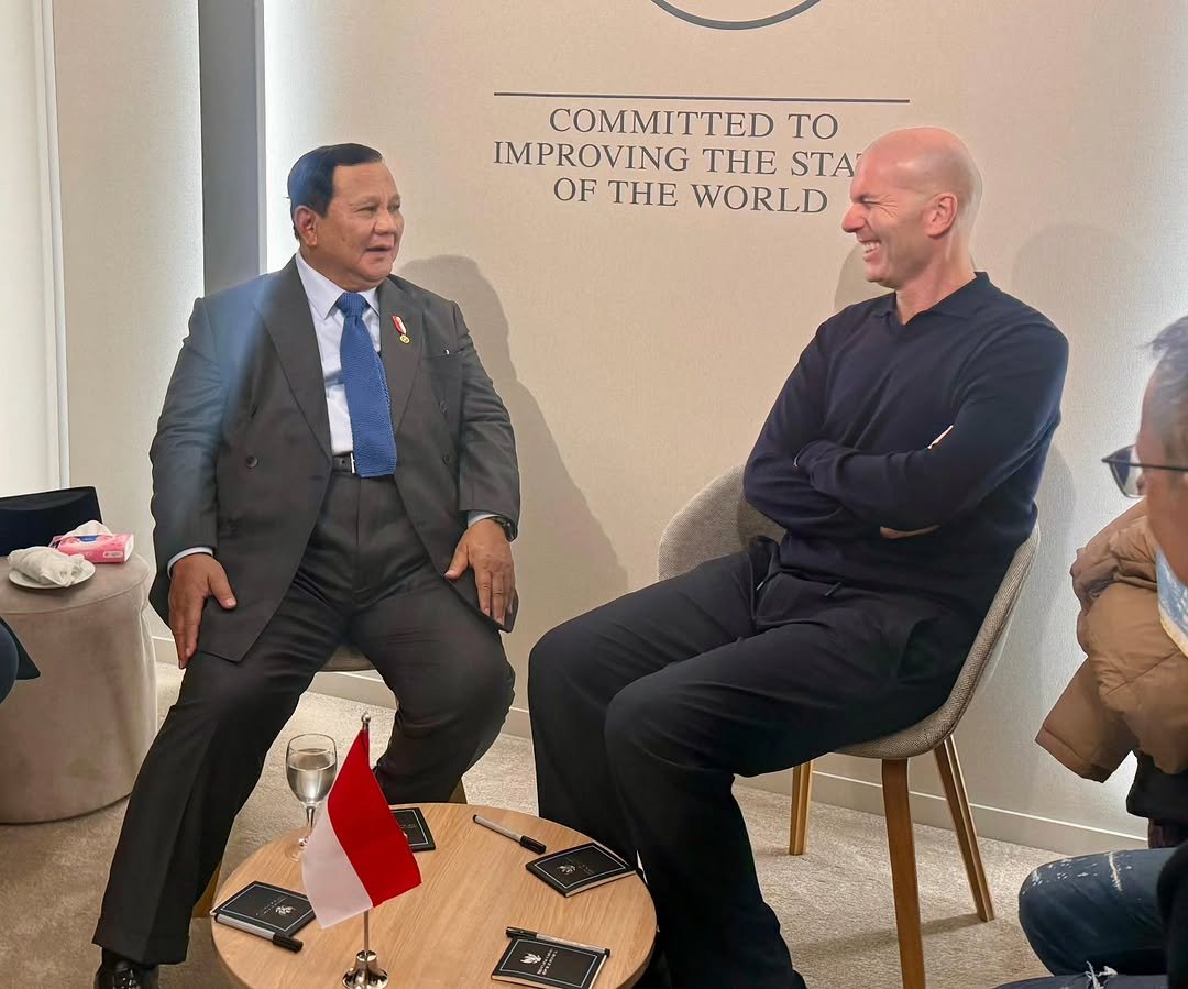 Presiden Prabowo Subianto bertemu dengan legenda sepak bola dunia Zinedine Zidane dalam dalam World Economic Forum (WEF) 2026 Davos pada Kamis (22/1). Foto: Instagram/sekertariatkabinet