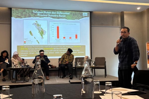 Manajer Data Forest Watch Indonesia, Ogy Dwi Aulia, saat memberikan pemaparan dalam agenda diskusi publik di Jakarta, Senin (26/1)/Foto : GPriority (Nindya Farhah Azzahrah)