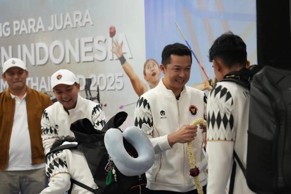 Wakil Menteri Pemuda dan Olahraga (Wamenpora) Taufik Hidayat saat menyambut kedatangan kontigen Indonesia di Bandara Adi Soemarmo, Boyolali, Jawa Tengah, Rabu (28/1). Foto: dok.NOC Indonesia