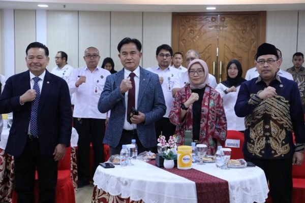 Menteri Koordinator Bidang Hukum, Hak Asasi Manusia, Imigrasi, dan Pemasyarakatan Yusril Ihza Mahendra bersama Menteri Pendayagunaan Aparatur Negara dan Reformasi Birokrasi (PANRB) Rini Widyantini di Jakarta, Rabu (28/1). Foto: Dok.KemenPANRB