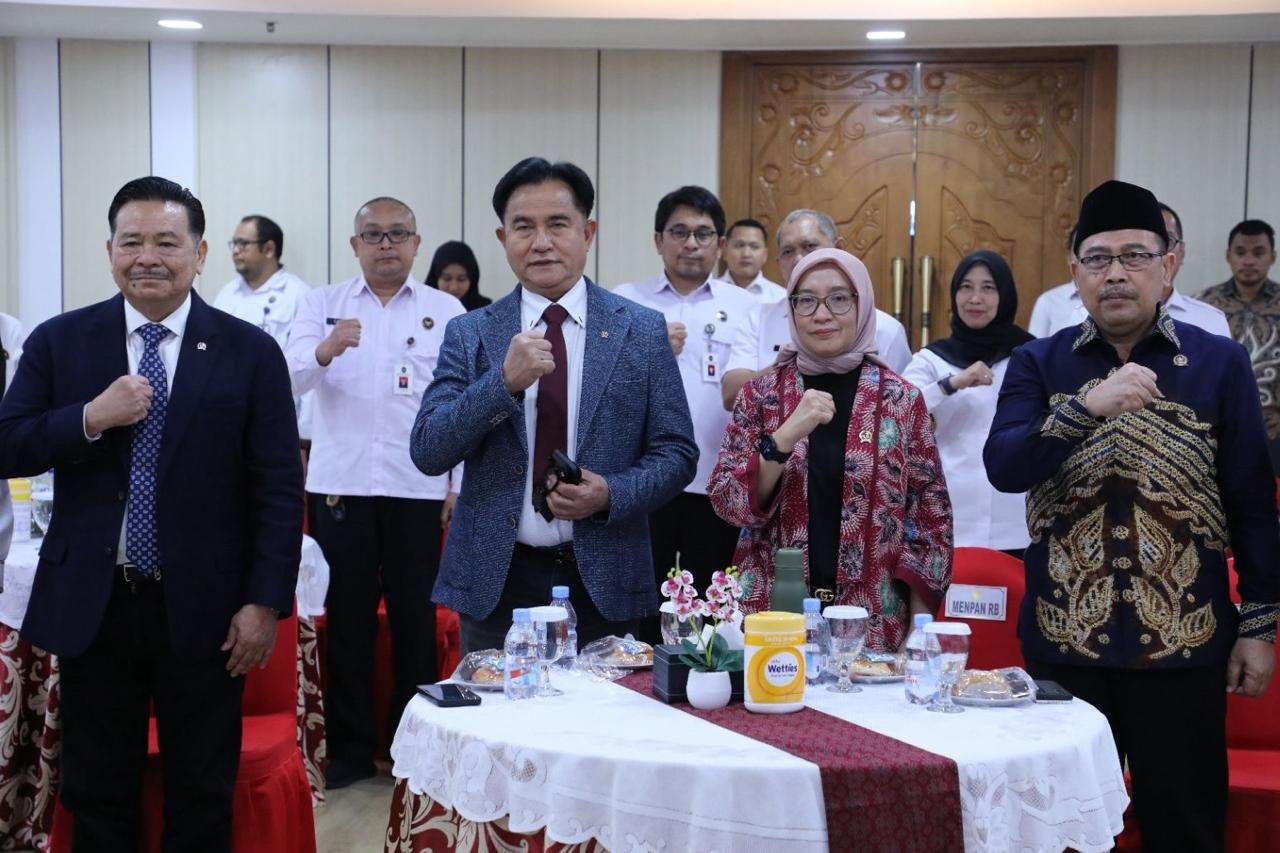 Menteri Koordinator Bidang Hukum, Hak Asasi Manusia, Imigrasi, dan Pemasyarakatan Yusril Ihza Mahendra bersama Menteri Pendayagunaan Aparatur Negara dan Reformasi Birokrasi (PANRB) Rini Widyantini di Jakarta, Rabu (28/1). Foto: Dok.KemenPANRB
