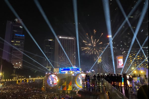 Aksi kembang api pada Malam Tahun Baru 2026 di Bundara HI/Foto Fifi Abdurahman