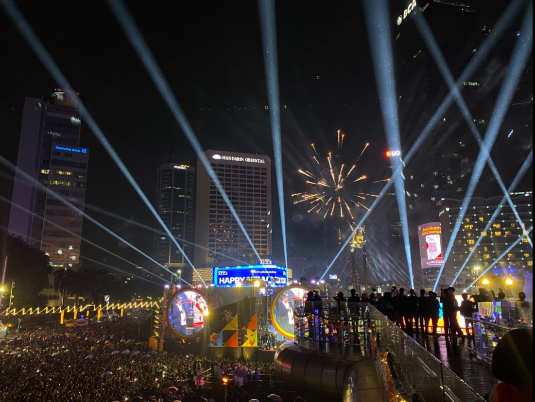Aksi kembang api pada Malam Tahun Baru 2026 di Bundara HI/Foto Fifi Abdurahman