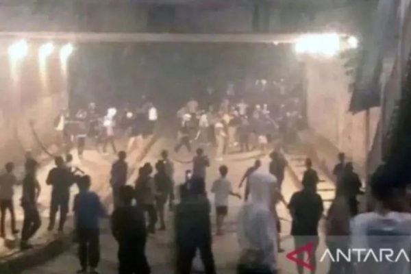 Tawuran kembali terjadi di kolong jembatan kawasan Manggarai, Jakarta Selatan (Jaksel), pada Jumat, 2 Januari 2026/Foto Antara