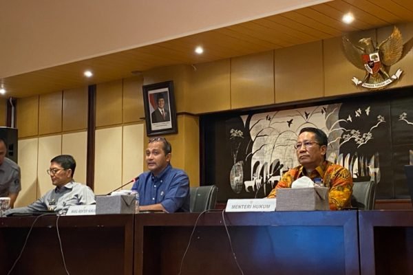 Menteri Hukum Supratman Andi Agtas dan Wakil Menteri Hukum Edward Omar Sharif Hiariej atau Eddy Hiariej dalam Konfrensi Pers terkait Pemberlakuan KUHP dan KUHAP di Kantor Kementerian Hukum, Senin (5/1)/Foto Fifi Abdurahman