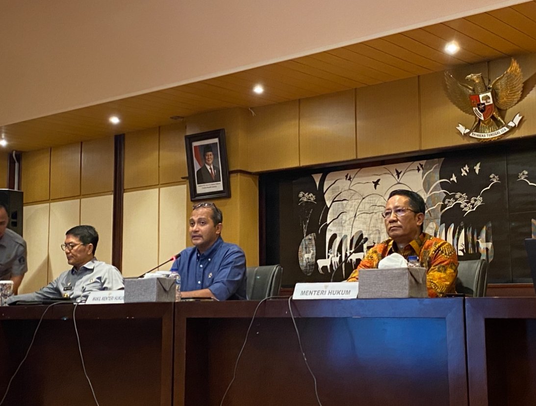 Menteri Hukum Supratman Andi Agtas dan Wakil Menteri Hukum Edward Omar Sharif Hiariej atau Eddy Hiariej dalam Konfrensi Pers terkait Pemberlakuan KUHP dan KUHAP di Kantor Kementerian Hukum, Senin (5/1)/Foto Fifi Abdurahman