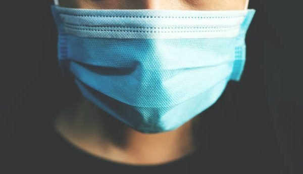Ilustrasi orang memakai masker untuk mencegah super flu/Foto iStock