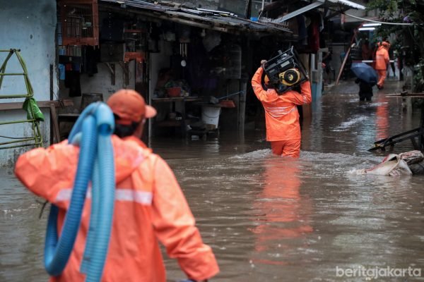 Petugas gabungan membantu menangani genangan di Jalan NIS, RW 01 dan RW 09, Pasar Minggu, Jakarta Selatan, Senin (12/1)/Foto Berita Jakarta