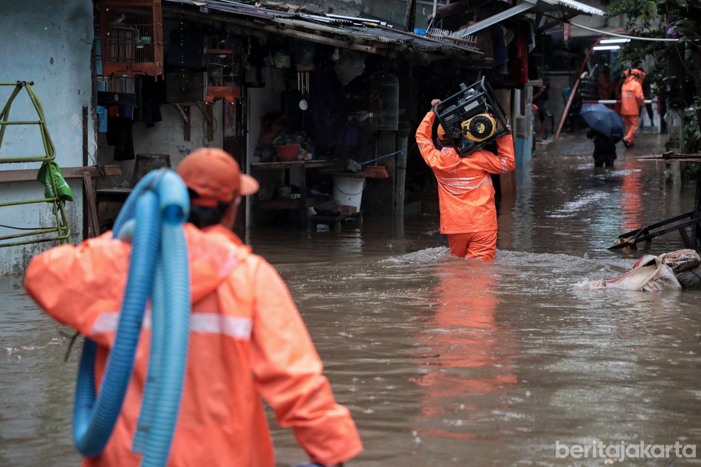 Petugas gabungan membantu menangani genangan di Jalan NIS, RW 01 dan RW 09, Pasar Minggu, Jakarta Selatan, Senin (12/1)/Foto Berita Jakarta