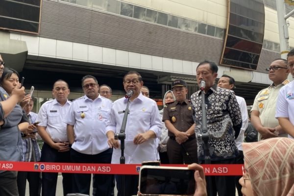 Gubernur dan Wakil Gubernur DKI Jakarta Pramono Anung–Rano Karno, Kepala Kejaksaan Tinggi DKI Jakarta Patris Yusrian Jaya, Gubernur DKI Jakarta periode 1997–2007 Sutiyoso, serta perwakilan KPK di lokasi pembongkaran tiang monorel mangkrak di Jalan HR Rasuna Said, Jakarta Selatan, Rabu (14/1)/Foto Fifi Abdurahman