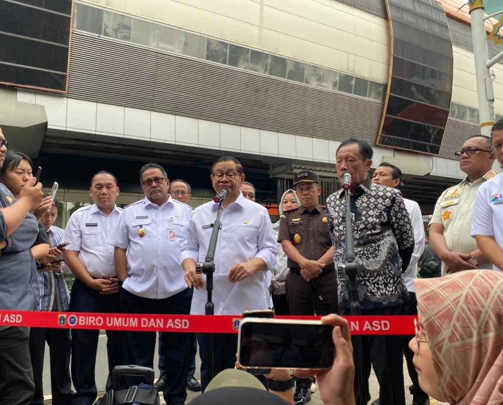 Gubernur dan Wakil Gubernur DKI Jakarta Pramono Anung–Rano Karno, Kepala Kejaksaan Tinggi DKI Jakarta Patris Yusrian Jaya, Gubernur DKI Jakarta periode 1997–2007 Sutiyoso, serta perwakilan KPK di lokasi pembongkaran tiang monorel mangkrak di Jalan HR Rasuna Said, Jakarta Selatan, Rabu (14/1)/Foto Fifi Abdurahman