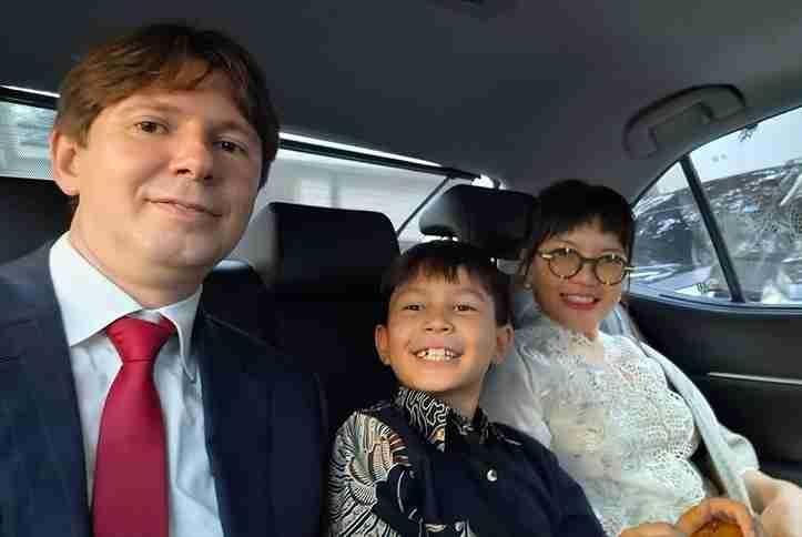 Wamen Stella bersama suaminya, Prof. Bartek (Bartlomiej Czech) dan putranya/Foto : Dok. Instagram @prof.stellachristie