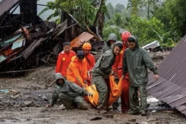 Evakuasi korban meninggal. Foto: istimewa