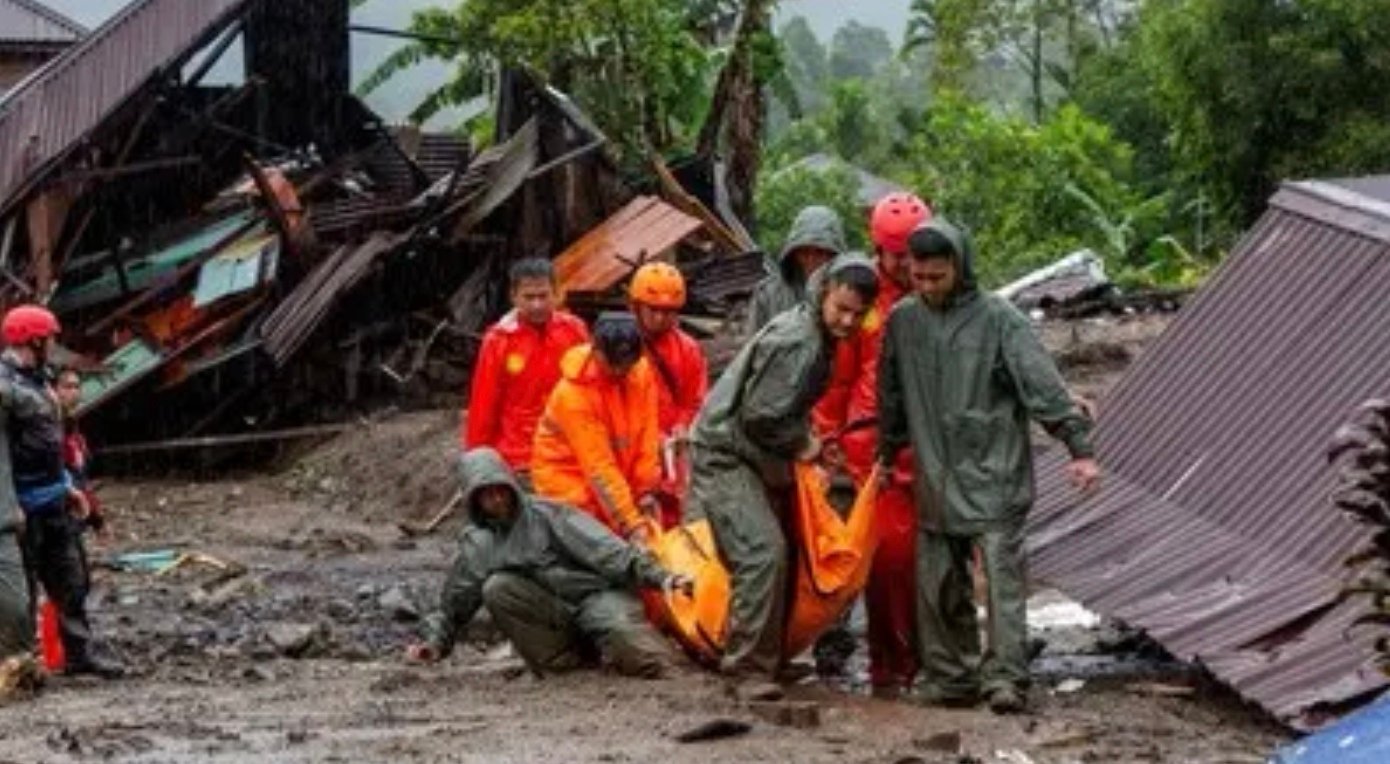 Evakuasi korban meninggal. Foto: istimewa