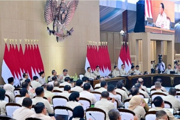 Presiden Prabowo Subianto menyampaikan taklimat awal Tahun kepada seluruh jajaran Kabinet Merah Putih di kediamannya di Hambalang, Kabupaten Bogor, Selasa (6/1). Foto: BPMI Setpres/Rusman