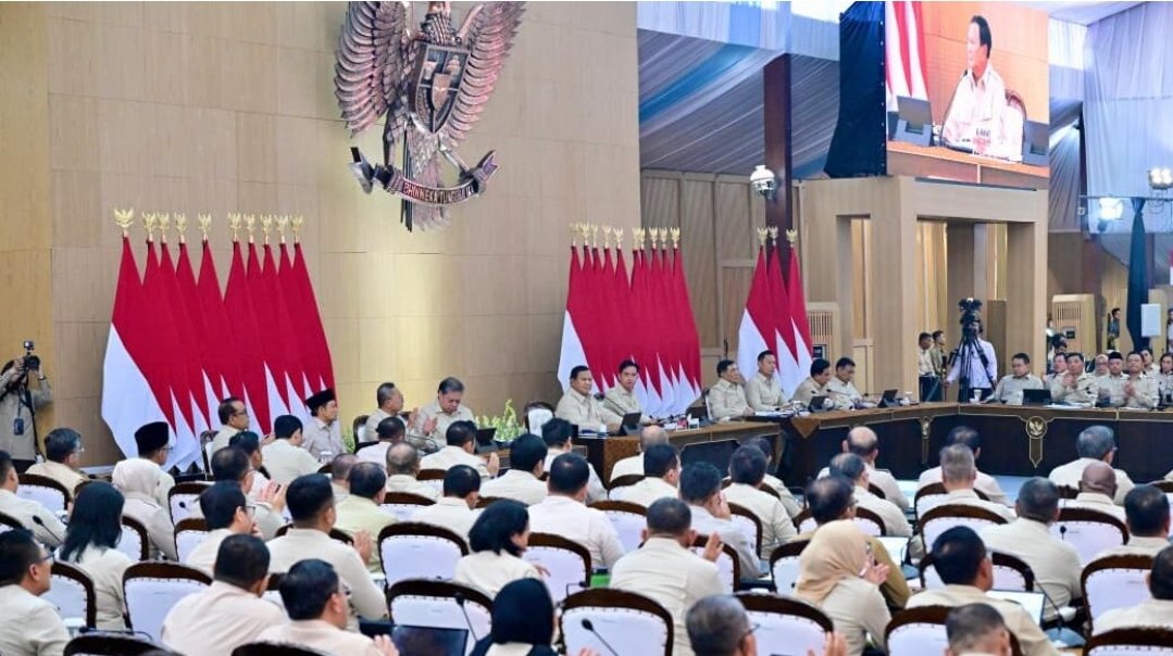 Presiden Prabowo Subianto menyampaikan taklimat awal Tahun kepada seluruh jajaran Kabinet Merah Putih di kediamannya di Hambalang, Kabupaten Bogor, Selasa (6/1). Foto: BPMI Setpres/Rusman