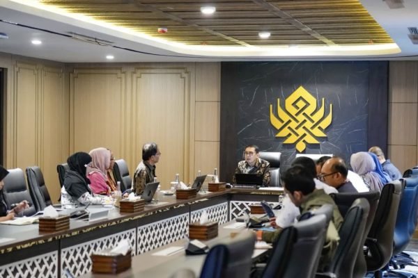 Menteri Kebudayaan Fadli Zon (tengah) saat audiensi bersama Perkumpulan Keroncong Tugu di Jakarta, Jumat (9/1). Foto: dok.Kemenbud