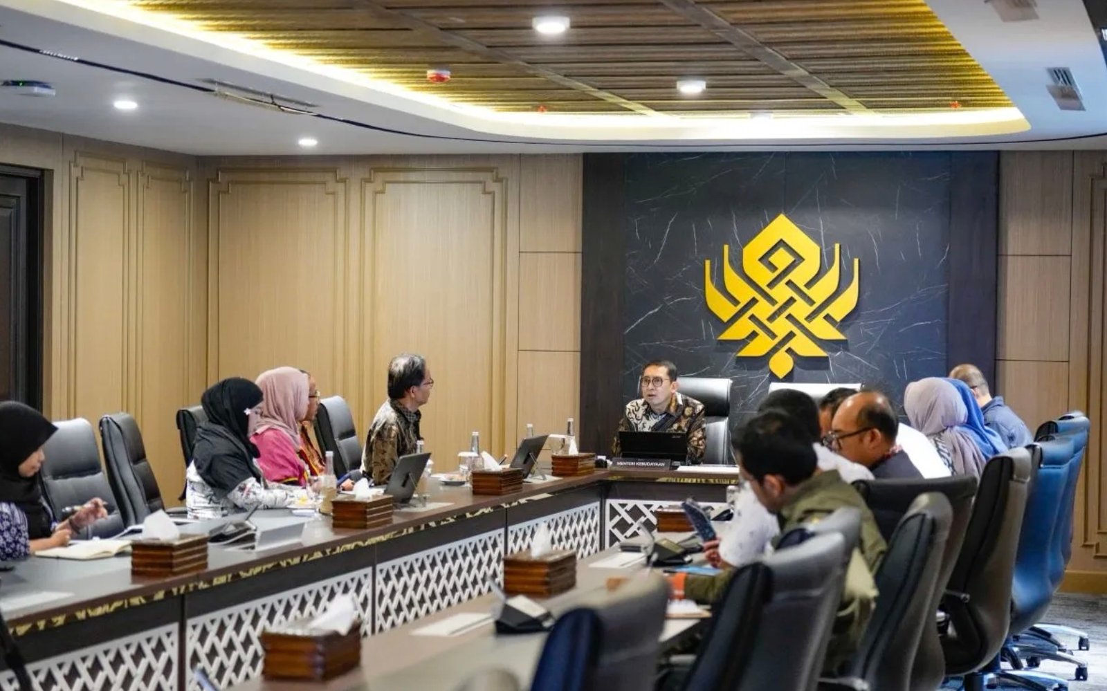 Menteri Kebudayaan Fadli Zon (tengah) saat audiensi bersama Perkumpulan Keroncong Tugu di Jakarta, Jumat (9/1). Foto: dok.Kemenbud