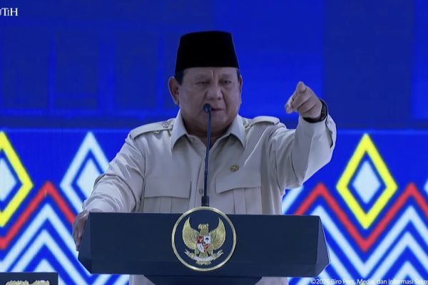 Presiden Prabowo Subianto saat meresmikan operasional 166 Sekolah Rakyat yang tersebar di 34 provinsi pada Senin (12/1). Foto: Tangkapan Layar Youtube/Sekertariat Presiden