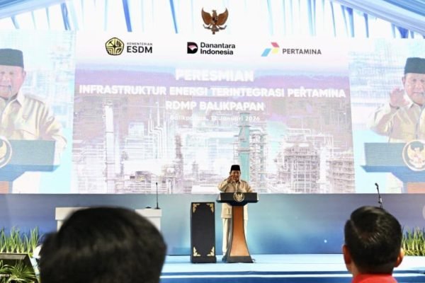 Presiden Prabowo Subianto saat meresmikan infrastruktur energi terintegrasi Pertamina Refinery Development Master Plan (RDMP) Balikpapan, Senin (12/1). Foto: dok. BPMI Setpres/Cahyo