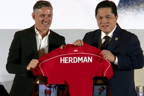 Pelatih baru Timnas Indonesia, John Herdman, bersama Ketum PSSI, Erick Thohir, pada Selasa (13/1)/Foto : Dok. PSSI TV