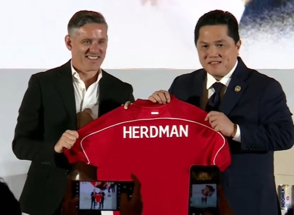 Pelatih baru Timnas Indonesia, John Herdman, bersama Ketum PSSI, Erick Thohir, pada Selasa (13/1)/Foto : Dok. PSSI TV