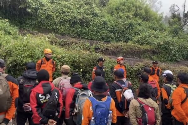 Proses pencarian Survivor atas nama Syafiq Ridhan Ali Razan oleh tim sar. Foto: Instagram/slametviabambangan