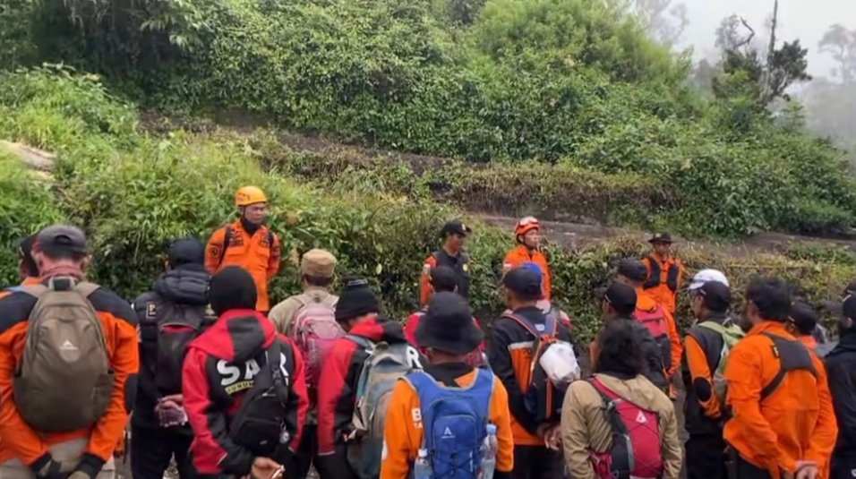 Proses pencarian Survivor atas nama Syafiq Ridhan Ali Razan oleh tim sar. Foto: Instagram/slametviabambangan