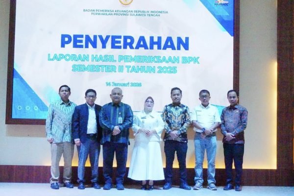 Wakil Bupati Morowali Iriane Iliyas menerima Laporan Hasil Pemeriksaan (LHP) Kepatuhan Penyelenggaraan Perlindungan dan Pengelolaan Lingkungan Hidup serta Kehutanan atas Kegiatan Usaha Pertambangan Tahun Anggaran 2023 hingga Triwulan III Tahun 2025 dari Badan Pemeriksa Keuangan (BPK) didampingi Ketua DPRD Morowali Herdianto Marzuki, Sekretaris Daerah Kabupaten Morowali Yusman Mahbub, Sekretaris DPRD Morowali Husban Laonu pada Selasa (13/1). Foto: dok.Pemkab Morowali