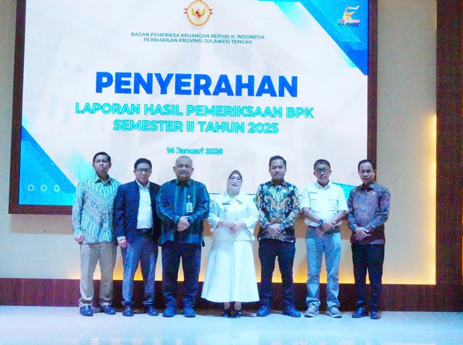 Wakil Bupati Morowali Iriane Iliyas menerima Laporan Hasil Pemeriksaan (LHP) Kepatuhan Penyelenggaraan Perlindungan dan Pengelolaan Lingkungan Hidup serta Kehutanan atas Kegiatan Usaha Pertambangan Tahun Anggaran 2023 hingga Triwulan III Tahun 2025 dari Badan Pemeriksa Keuangan (BPK) didampingi Ketua DPRD Morowali Herdianto Marzuki, Sekretaris Daerah Kabupaten Morowali Yusman Mahbub, Sekretaris DPRD Morowali Husban Laonu pada Selasa (13/1). Foto: dok.Pemkab Morowali