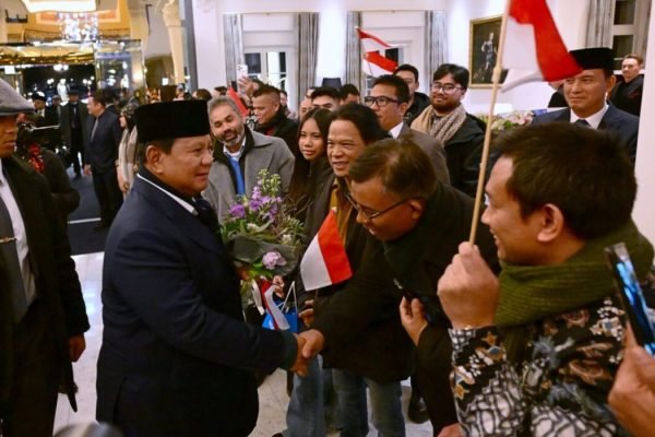 Presiden Prabowo Subianto saat menemui diaspora Indonesia di Swiss yang menyambut kedatangannya pada Rabu (21/1) lalu/Foto : Dok. BPMI Setpres