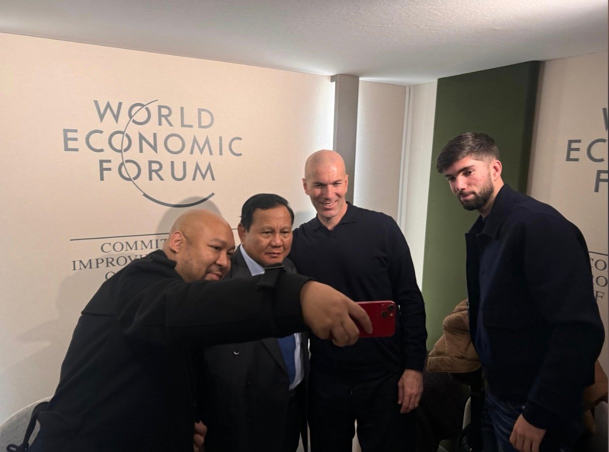 Prabowo dan Didit tampak berdiri berdampingan dengan Zidane dan putranya, Theo Zidane. Foto: Instagram/@prabowo