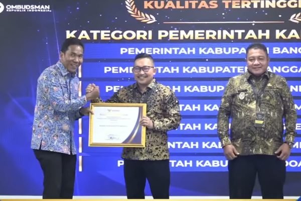 Bupati Banggai, Ir. H. Amirudin, S.P.,MM.,M.P. saat menerima penilaian opini kualitas tertinggi dari Ombudsman RI, Kamis (29/1)/Foto : Dok. YouTube Ombudsman RI