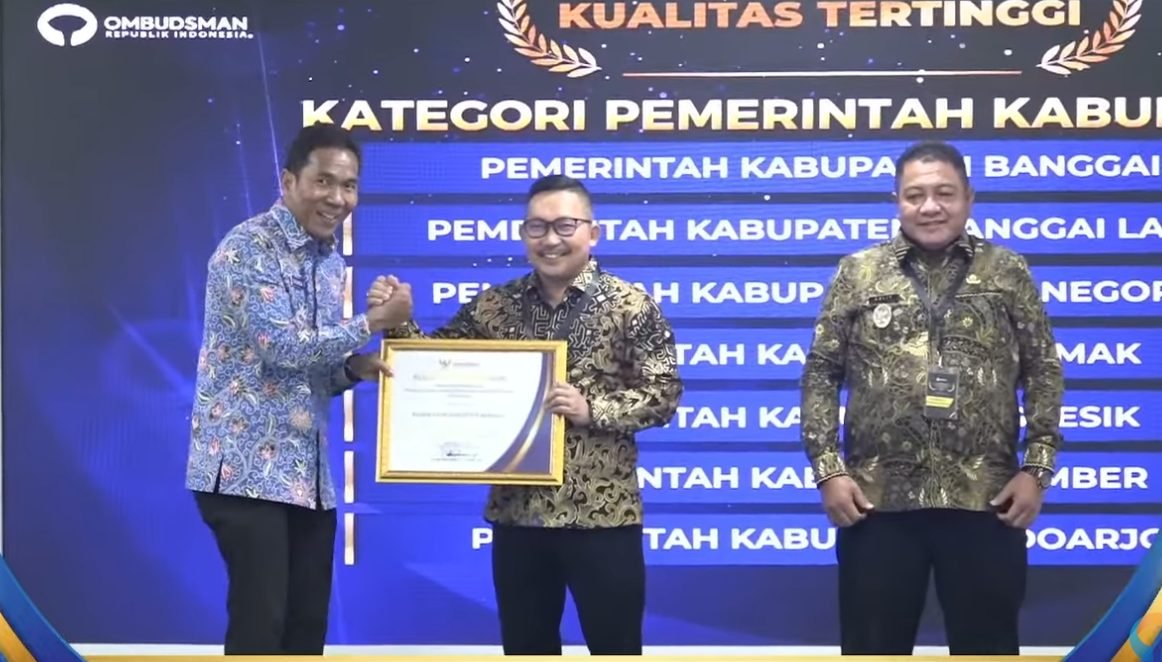 Bupati Banggai, Ir. H. Amirudin, S.P.,MM.,M.P. saat menerima penilaian opini kualitas tertinggi dari Ombudsman RI, Kamis (29/1)/Foto : Dok. YouTube Ombudsman RI