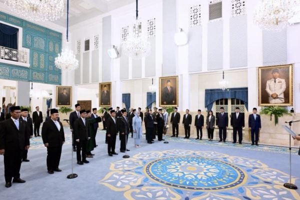 Presiden Prabowo Subianto secara resmi melantik keanggotaan Dewan Energi Nasional dari unsur pemerintah dan pemangku kepentingan pada Rabu (28/1) di Istana Negara, Jakarta. Foto: BPMI Setpres/Muchlis Jr