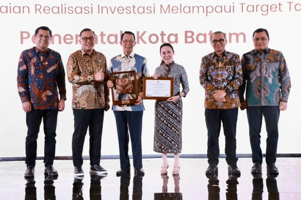 Wali kota dan Wakil Wali kota Batam, Amsakar Achmad dan Li Claudia Chandra, menerima penghargaan dari Kementerian Investasi dan Hilirisasi / BKPM saat Batam Investment Gala 2026 di Hotel Marriott Batam, Kamis (29/1) malam. HUMAS DISKOMINFO BATAM / DHEO ANANDA PUTRA
