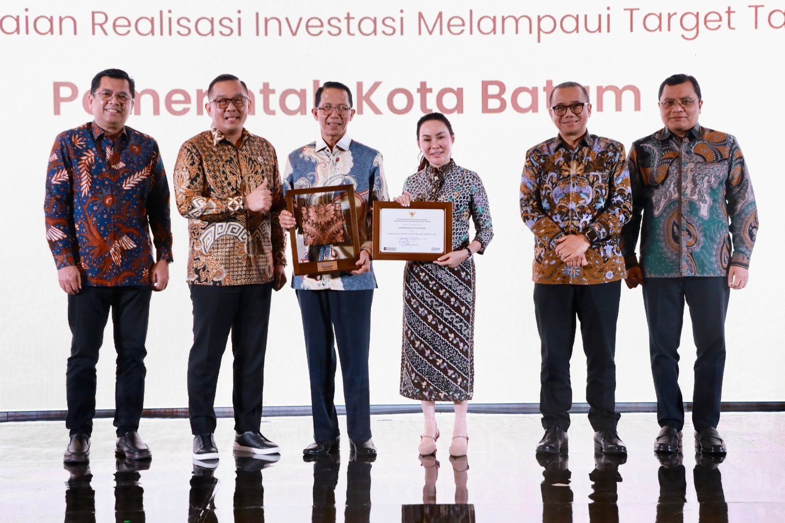 Wali kota dan Wakil Wali kota Batam, Amsakar Achmad dan Li Claudia Chandra, menerima penghargaan dari Kementerian Investasi dan Hilirisasi / BKPM saat Batam Investment Gala 2026 di Hotel Marriott Batam, Kamis (29/1) malam. HUMAS DISKOMINFO BATAM / DHEO ANANDA PUTRA