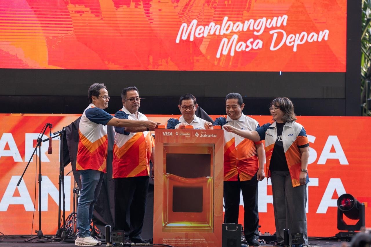 Momen Gubernur dan Wakil Gubernur DKI Jakarta Pramono Anung–Rano Karno, Ketua DPRD DKI Jakarta Khoirudin, Direktur Utama Bank Jakarta Agus H. Widodo, serta Country Manager Visa Indonesia Vira Widiyasari, luncurkan Kartu Debit Visa/Foto Bank Jakarta